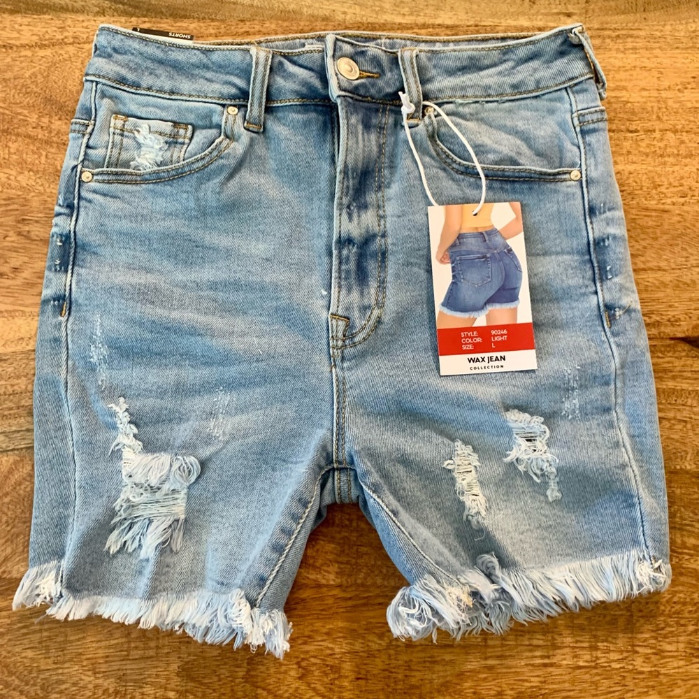 The Anson Shorts in Light Wash - Large